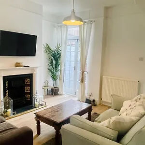 https://newly-refurbished-city-centre-house-with-parking.exeterhotels.net