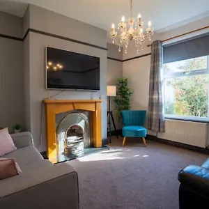 https://spacious-town-house.hotelsin-chester.com
